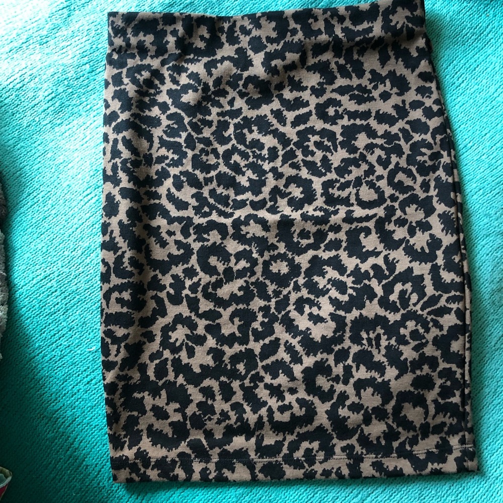 Xhilaration Leopard print pencil skirt Size •M•
